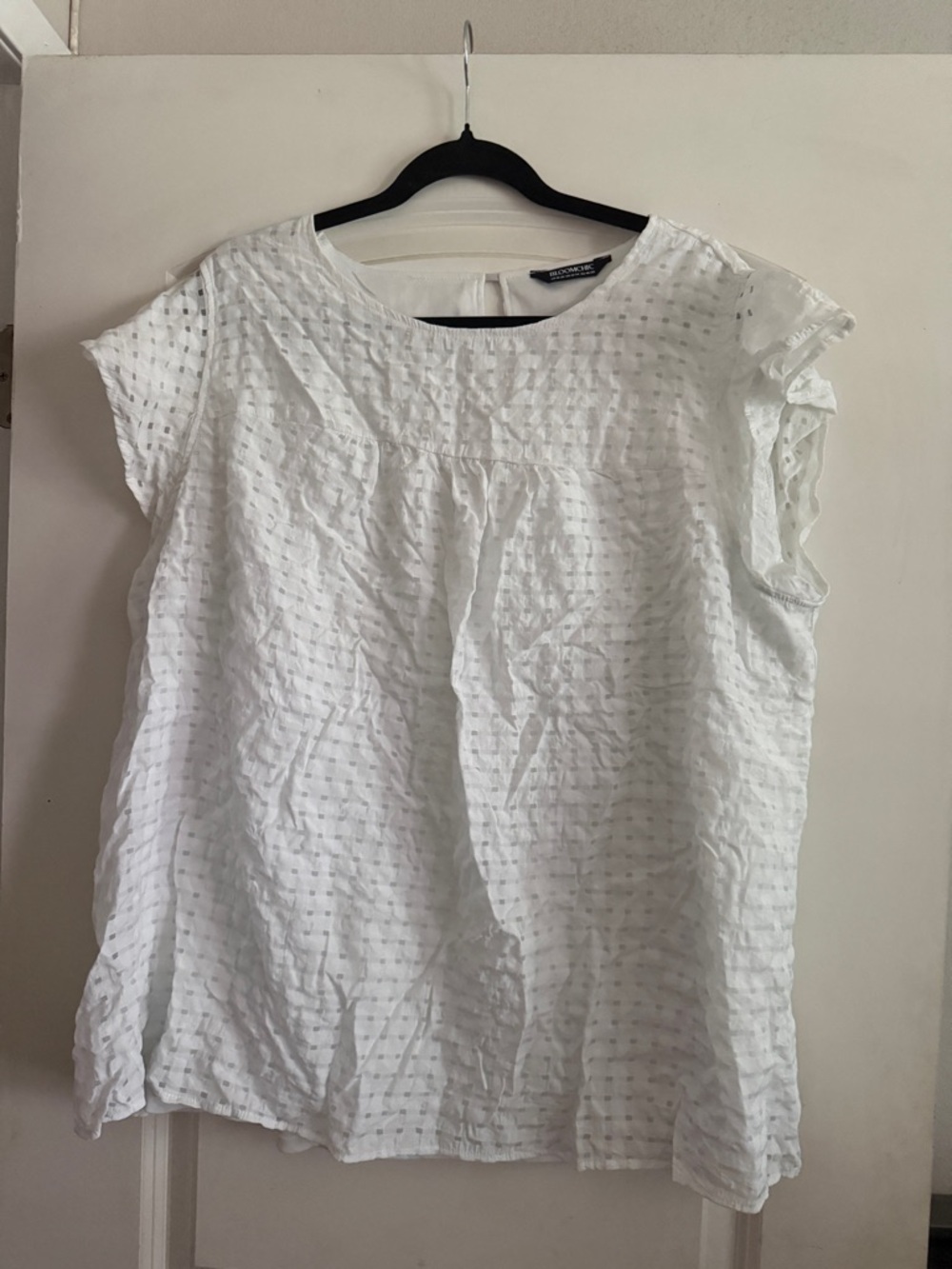 BloomChic White Textured Cap Sleeve Blouse